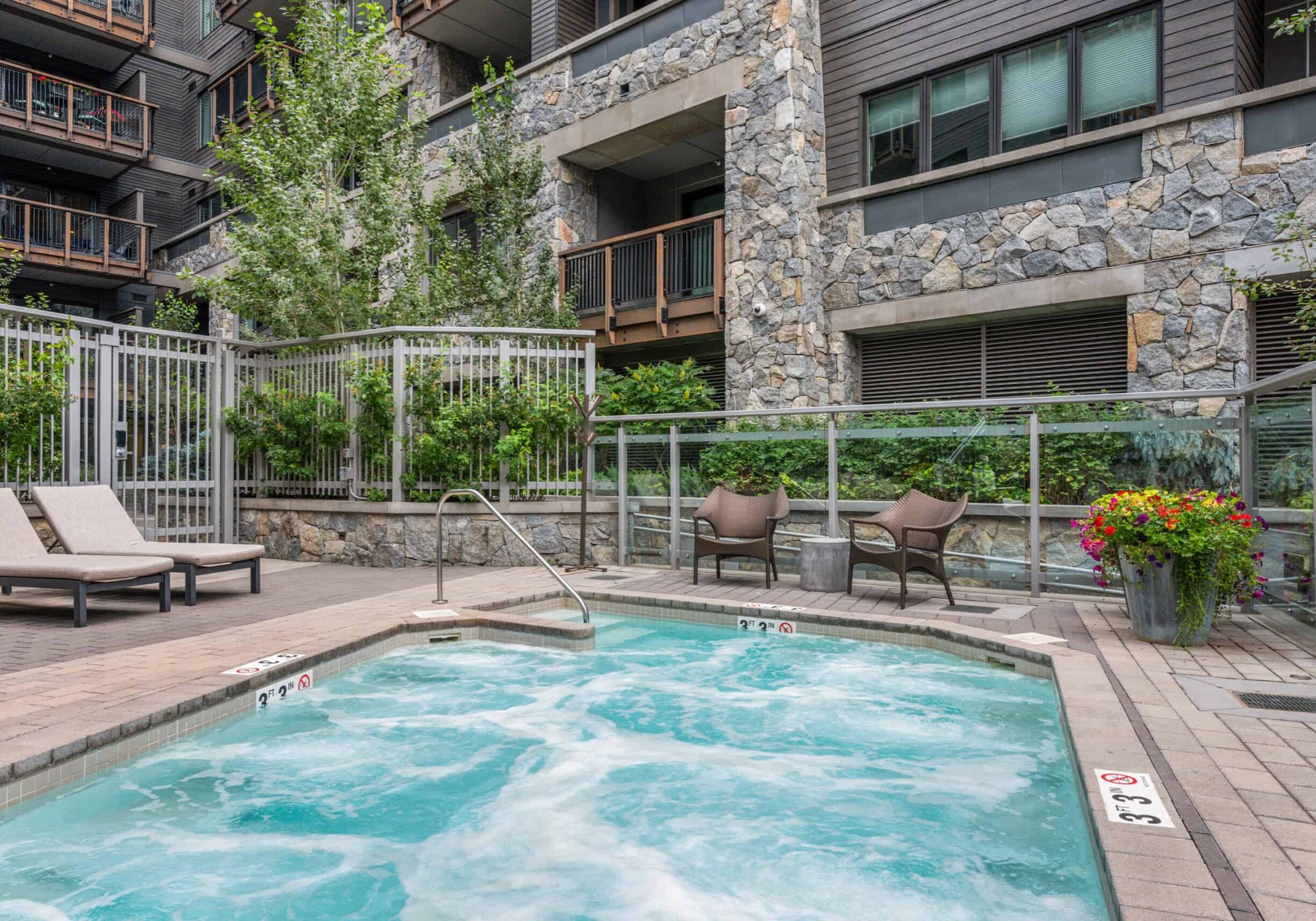 Outdoor Saline Hot Tub